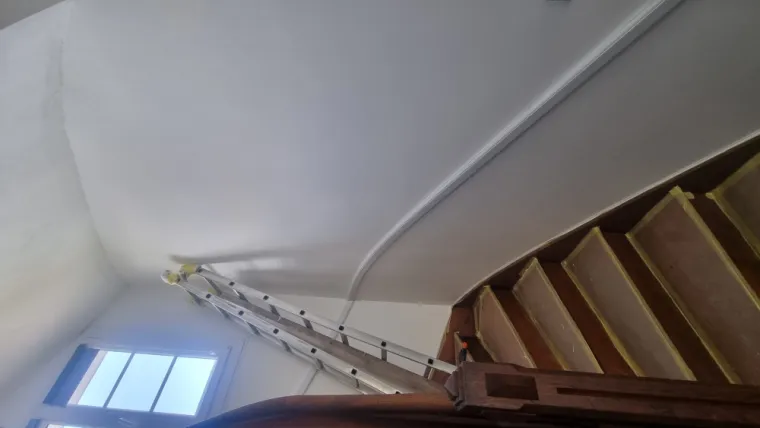 Cage d'escalier en peinture